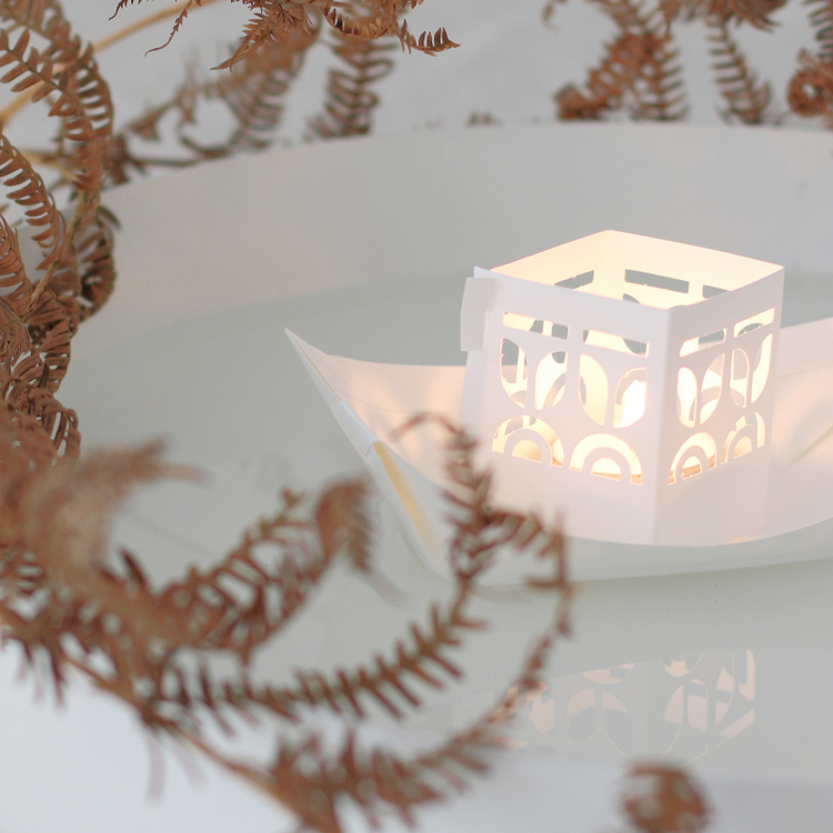 Drijvend lichtbootje met brandend theelichtje, sfeervol wensbootje op water