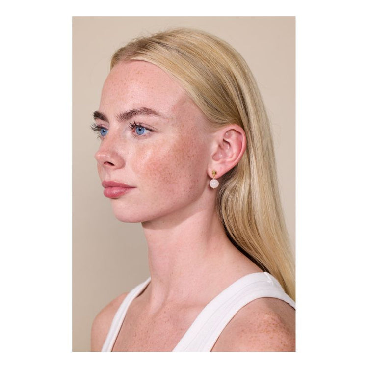 soï - nora oorbellen - roze jade, gedragen