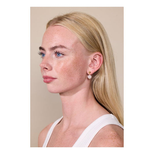 soï - nora oorbellen - roze jade, gedragen