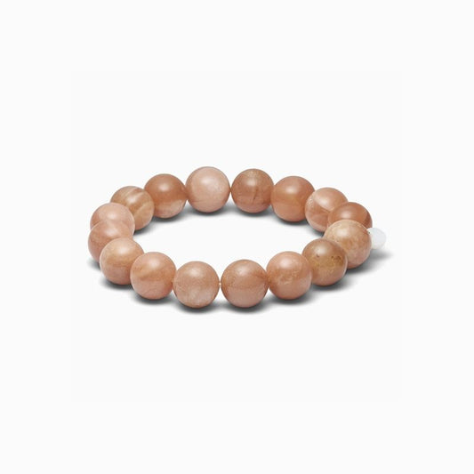 Chunky Zonnesteen armband van Soï met 18-karaats goud en natuursteen op een lichte achtergrond.