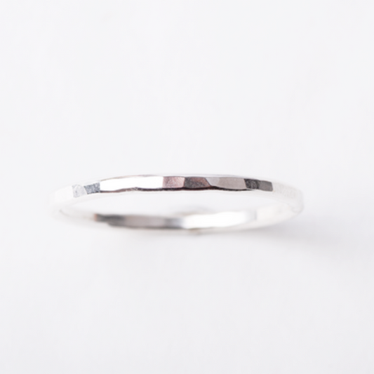 charlotte wooning - ring hammered - zilver