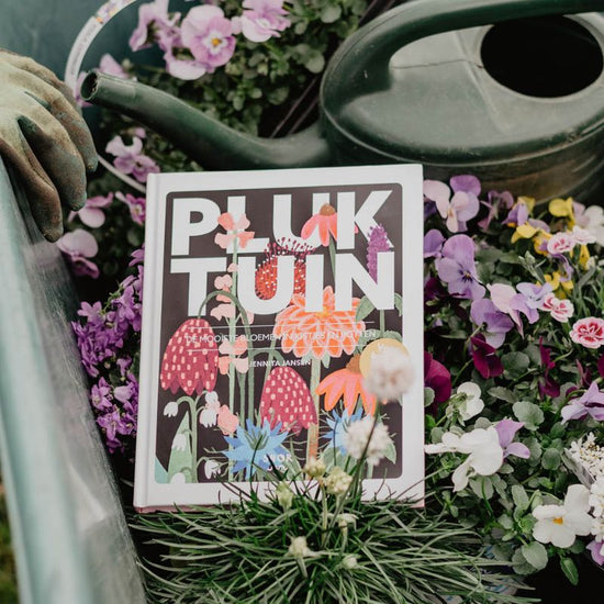 Voorjaarsbloemen en het boek Pluktuin van Jennita Janssen