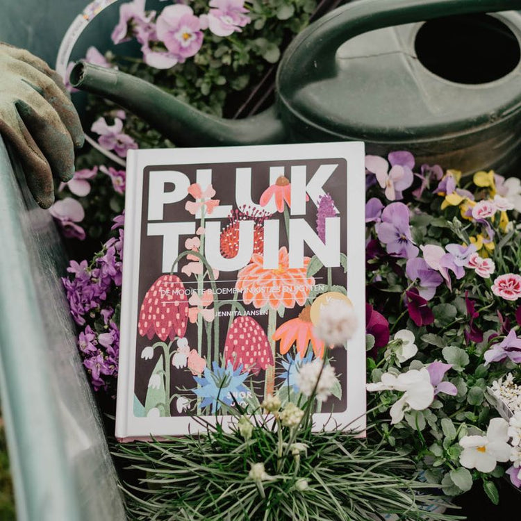 Voorjaarsbloemen en het boek Pluktuin van Jennita Janssen