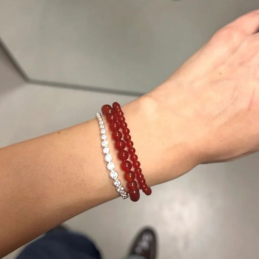 soï - essential armband - rode jade gedragen aan de arm