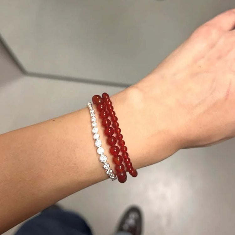soï - essential armband - rode jade gedragen aan de arm