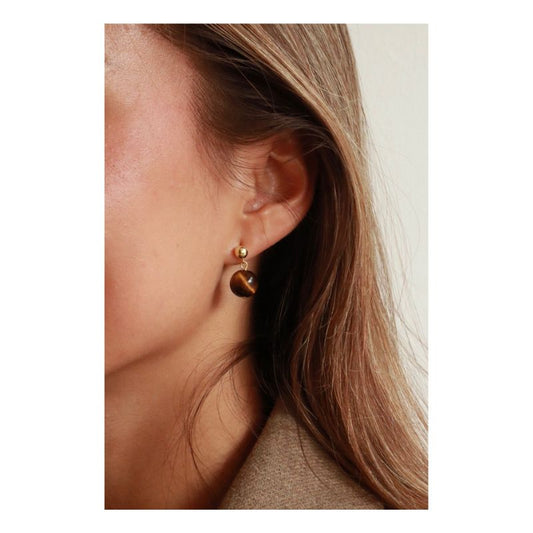 soï - nora oorbellen - tijgeroog, gedragen