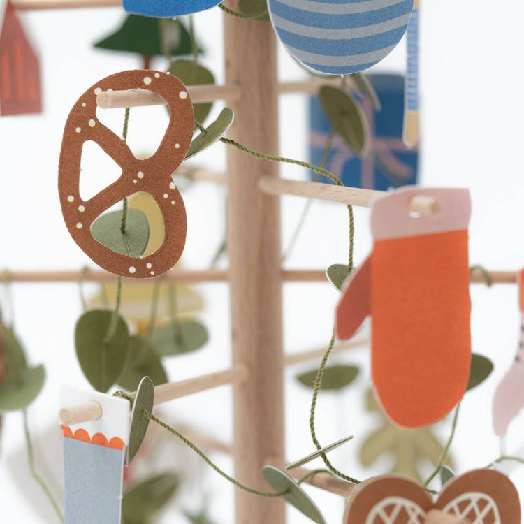 jurianne matter - advent tree - hout