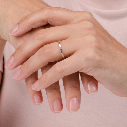 charlotte wooning - ring hammered - zilver