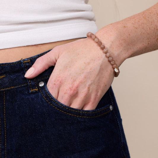 soï - essential armband - zonnesteen, gedragen aan de arm