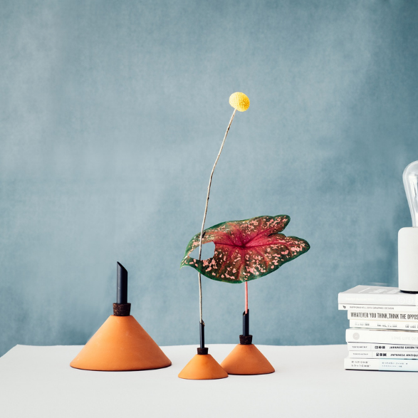 consilium vase - terracotta black