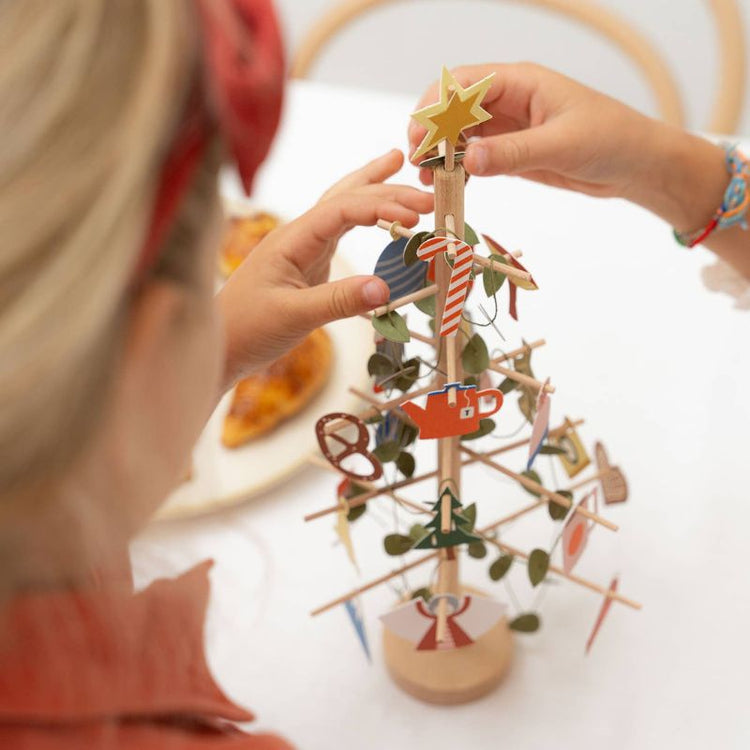 jurianne matter - advent tree - hout